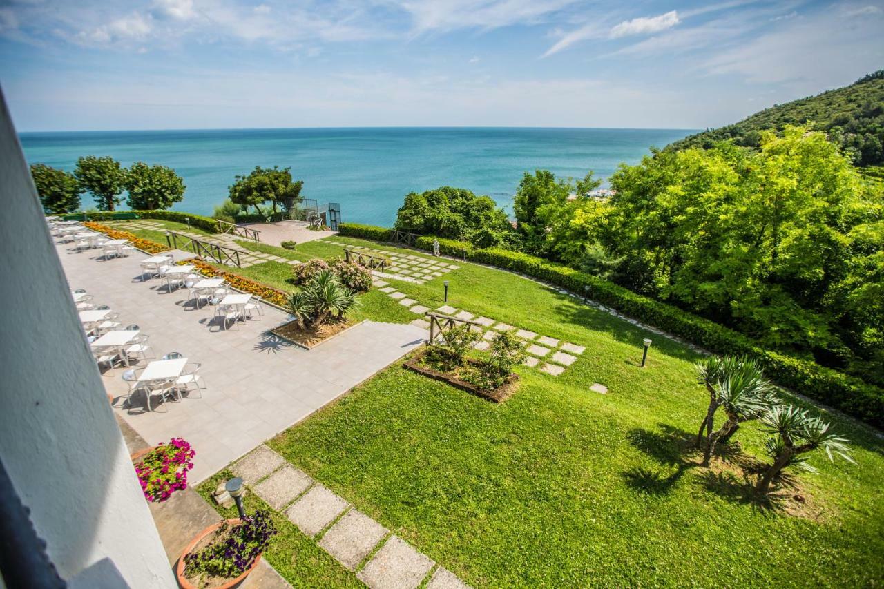 Albergo Capo Est Gabicce Mare Bagian luar foto