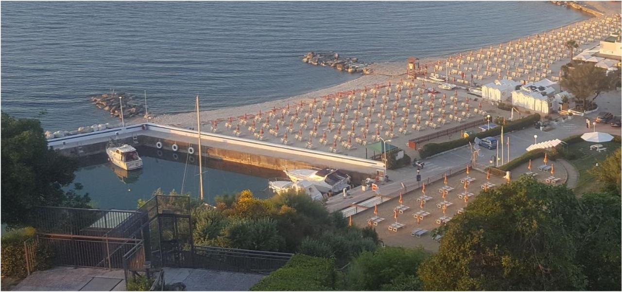 Albergo Capo Est Gabicce Mare Bagian luar foto